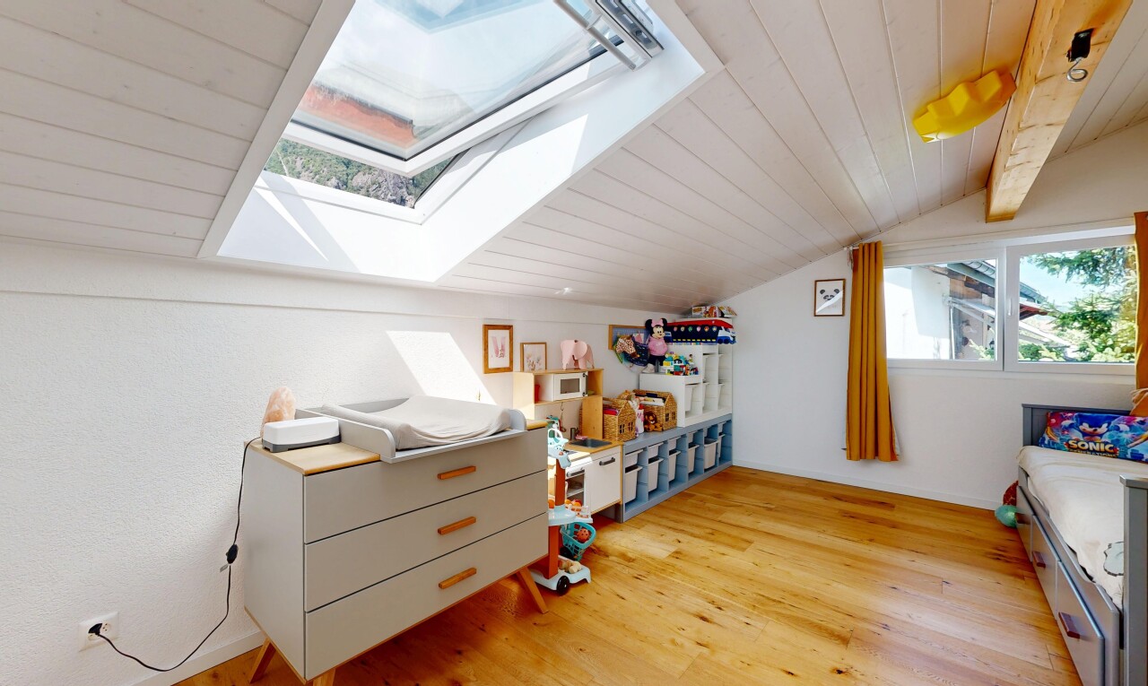 chambre avec plafond en bois, wood ceiling, sol en finition bois, wood finish floor, et inside property