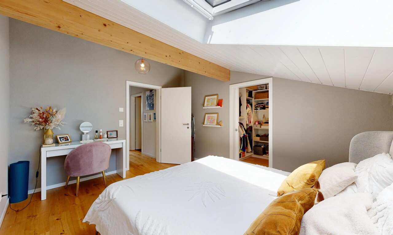 chambre avec inside property, sol en finition bois, wood finish floor, cloison sèche, et drywall