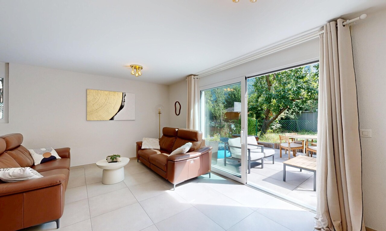 salon avec inside property, cloison sèche, drywall, lumière naturelle, et natural light