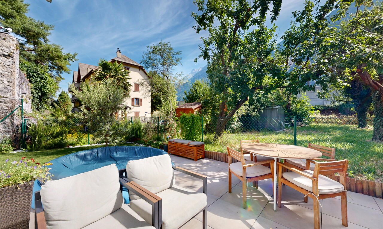 piscine avec from property, coin repas extérieur, day time, clôture, et pelouse