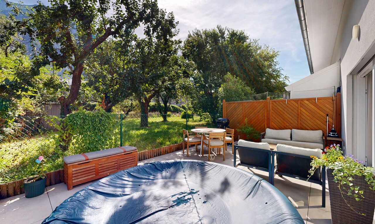terrasse avec clôture, coin repas extérieur, espace de vie extérieur, terrasse, et day time