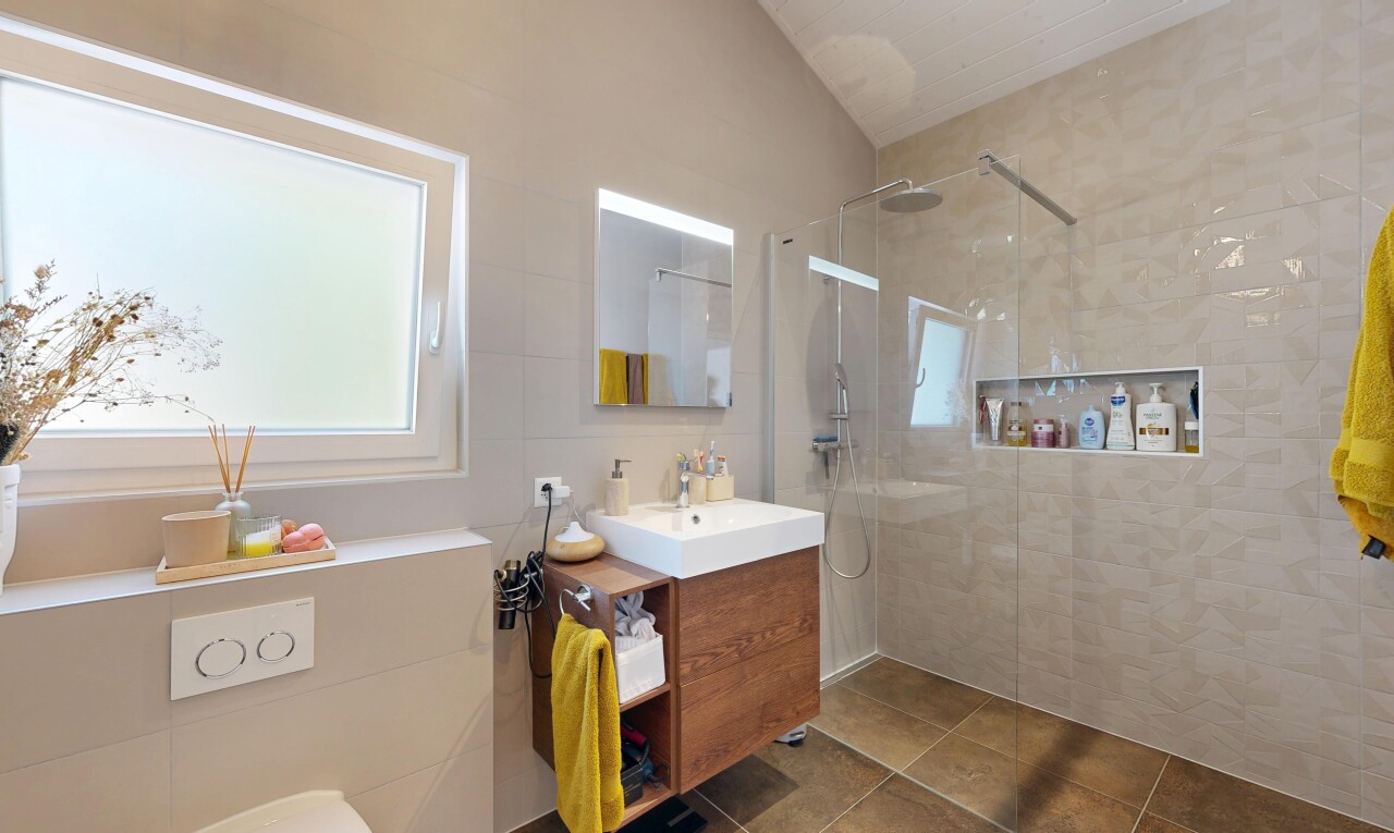 salle de bains avec douche, salle de bain complète, lavabo (ou coiffeuse selon le contexte), miroir, et inside property