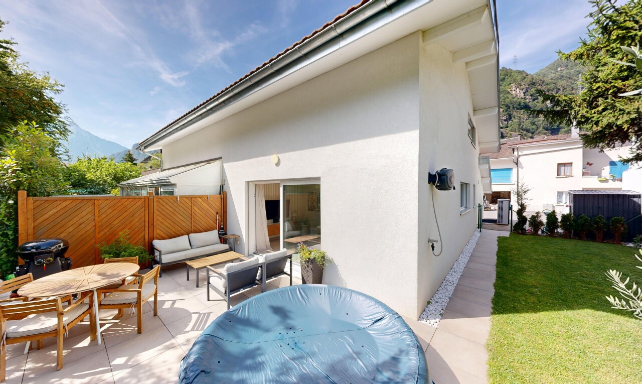 terrasse avec coin repas extérieur, clôture, day time, from property, et espace de vie extérieur