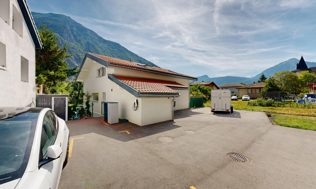 façade avec vue sur la montagne, mountain view, day time, toit en tuiles, et bardage en stuc