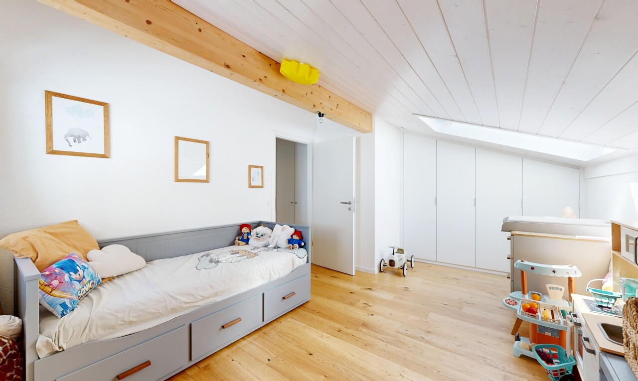 chambre avec sol en finition bois, wood finish floor, inside property, plafond à poutres, et beamed ceiling