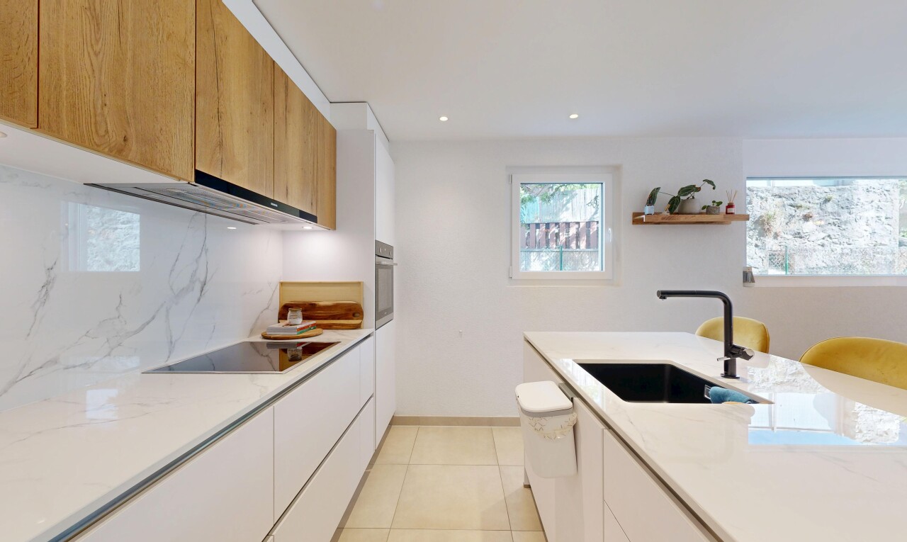 cuisine avec light countertops, cloison sèche, drywall, light floor, et évier