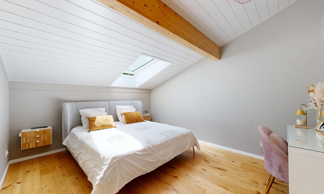 chambre avec plafond voûté, vaulted ceiling, plinthes murales, baseboards wall, et inside property