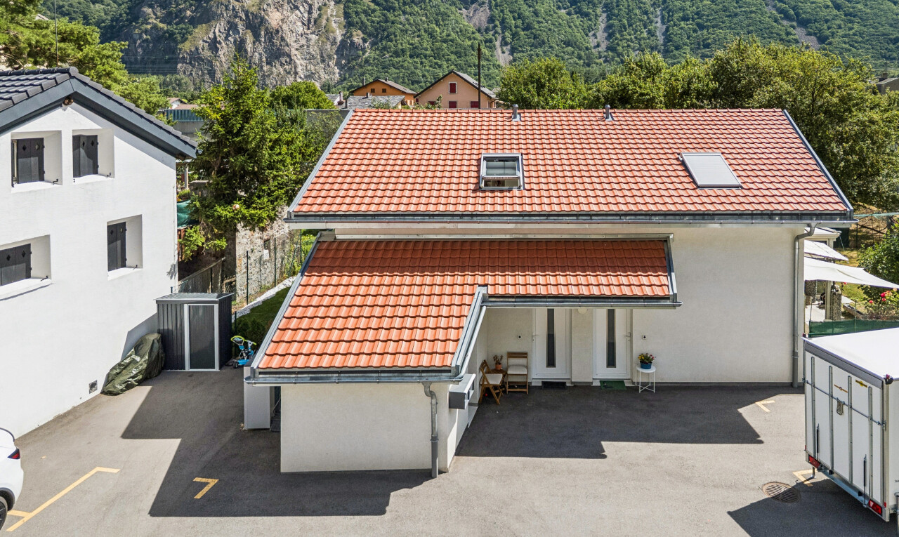 façade avec toit en tuiles, mountain view, vue sur la montagne, drone view, et bardage en stuc