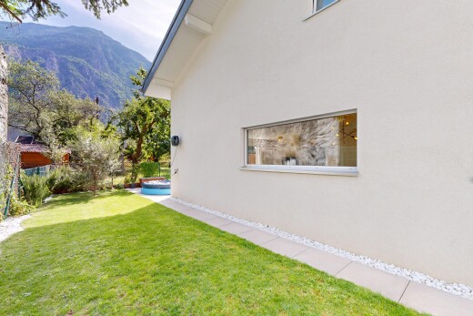 espace extérieur avec mountain view, vue sur la montagne, pelouse, et from property