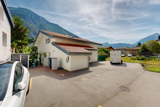 façade avec vue sur la montagne, mountain view, day time, toit en tuiles, et bardage en stuc