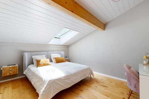 chambre avec plafond voûté, vaulted ceiling, plinthes murales, baseboards wall, et inside property