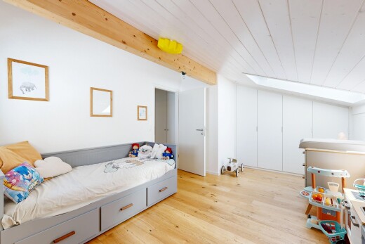 chambre avec sol en finition bois, wood finish floor, inside property, plafond à poutres, et beamed ceiling