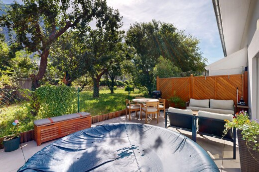terrasse avec clôture, coin repas extérieur, espace de vie extérieur, terrasse, et day time