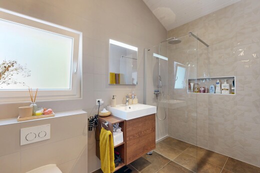 salle de bains avec douche, salle de bain complète, lavabo (ou coiffeuse selon le contexte), miroir, et inside property