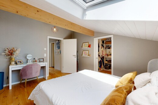 chambre avec inside property, sol en finition bois, wood finish floor, cloison sèche, et drywall