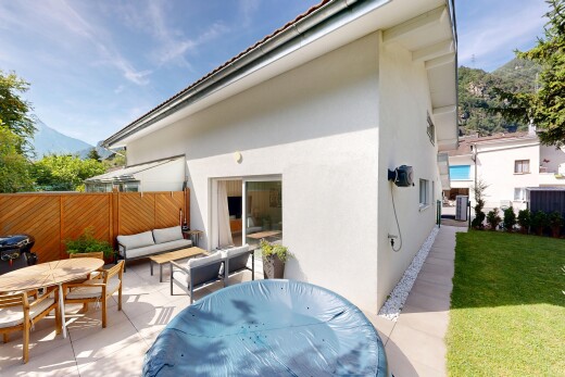 terrasse avec coin repas extérieur, clôture, day time, from property, et espace de vie extérieur