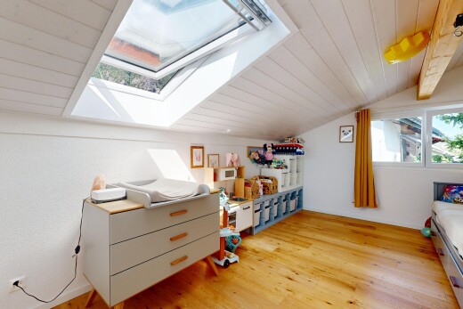 chambre avec plafond en bois, wood ceiling, sol en finition bois, wood finish floor, et inside property