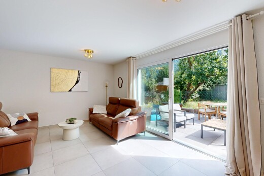 salon avec inside property, cloison sèche, drywall, lumière naturelle, et natural light