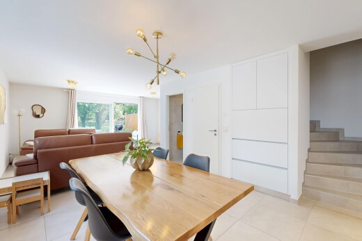 salon / salle à manger avec escaliers, cloison sèche, drywall, light floor, et lumière naturelle