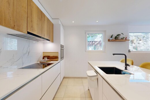 cuisine avec light countertops, cloison sèche, drywall, light floor, et évier