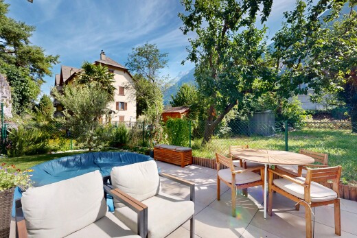 piscine avec from property, coin repas extérieur, day time, clôture, et pelouse