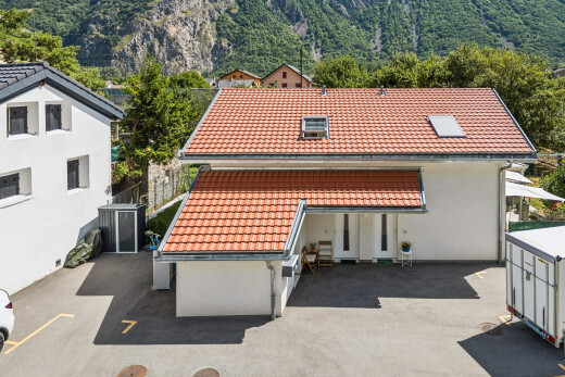 façade avec toit en tuiles, mountain view, vue sur la montagne, drone view, et bardage en stuc