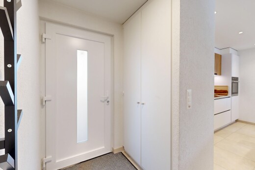 couloir avec inside community, light floor, éclairage encastré, et recessed lighting