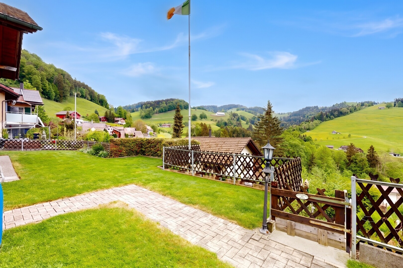 garten mit zaun, from property, rasen, und day time