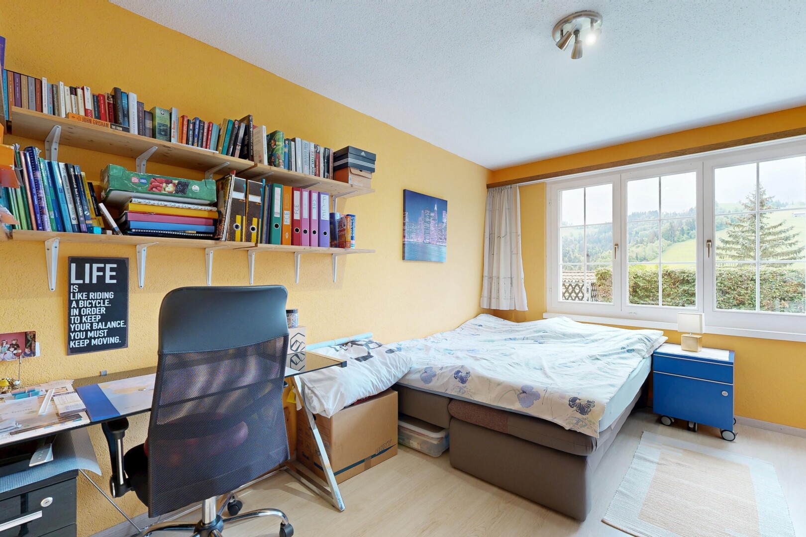 zimmer / schlafzimmer mit gipskartonwand, drywall, inside property, natürliches licht, und natural light