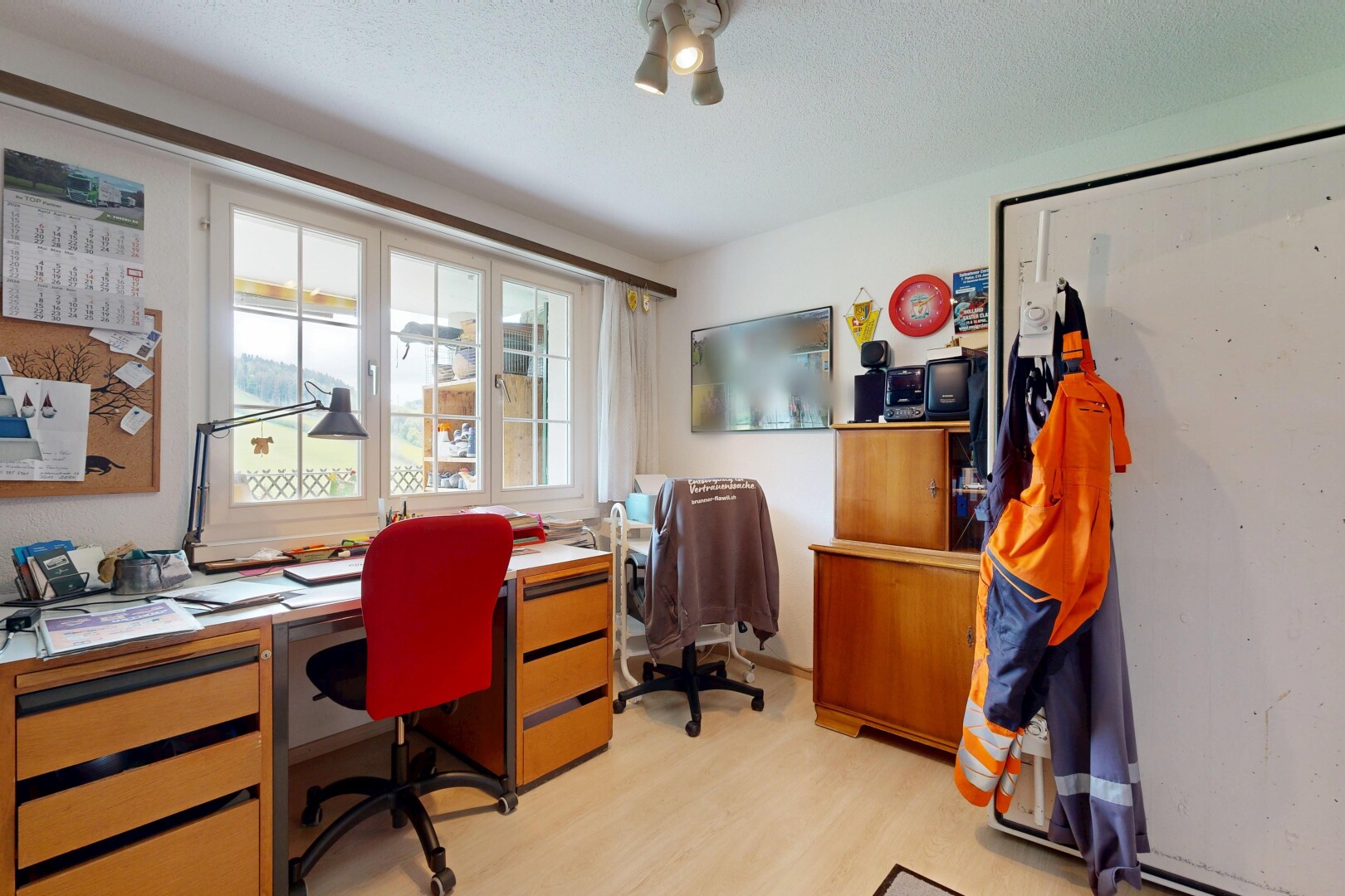 büro mit light floor, wood finish floor, holzfußboden, inside property, und natural light
