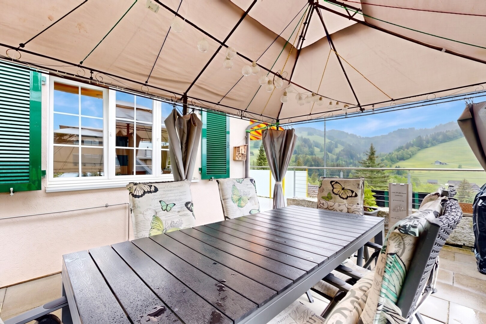 terrasse mit essbereich im freien, day time, mountain view, und blick auf die berge