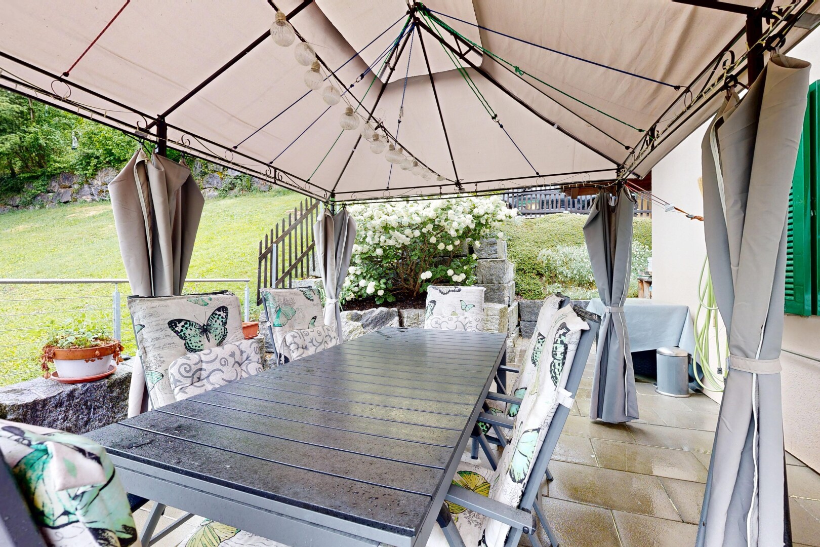 terrasse mit pavillon, rasen, from property, essbereich im freien, und terrasse