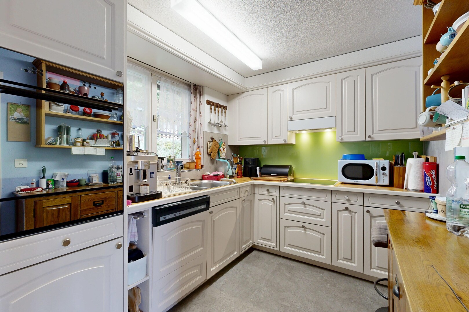 küche mit natural light, natürliches licht, raised cabinets, hochgezogene schränke, und light floor