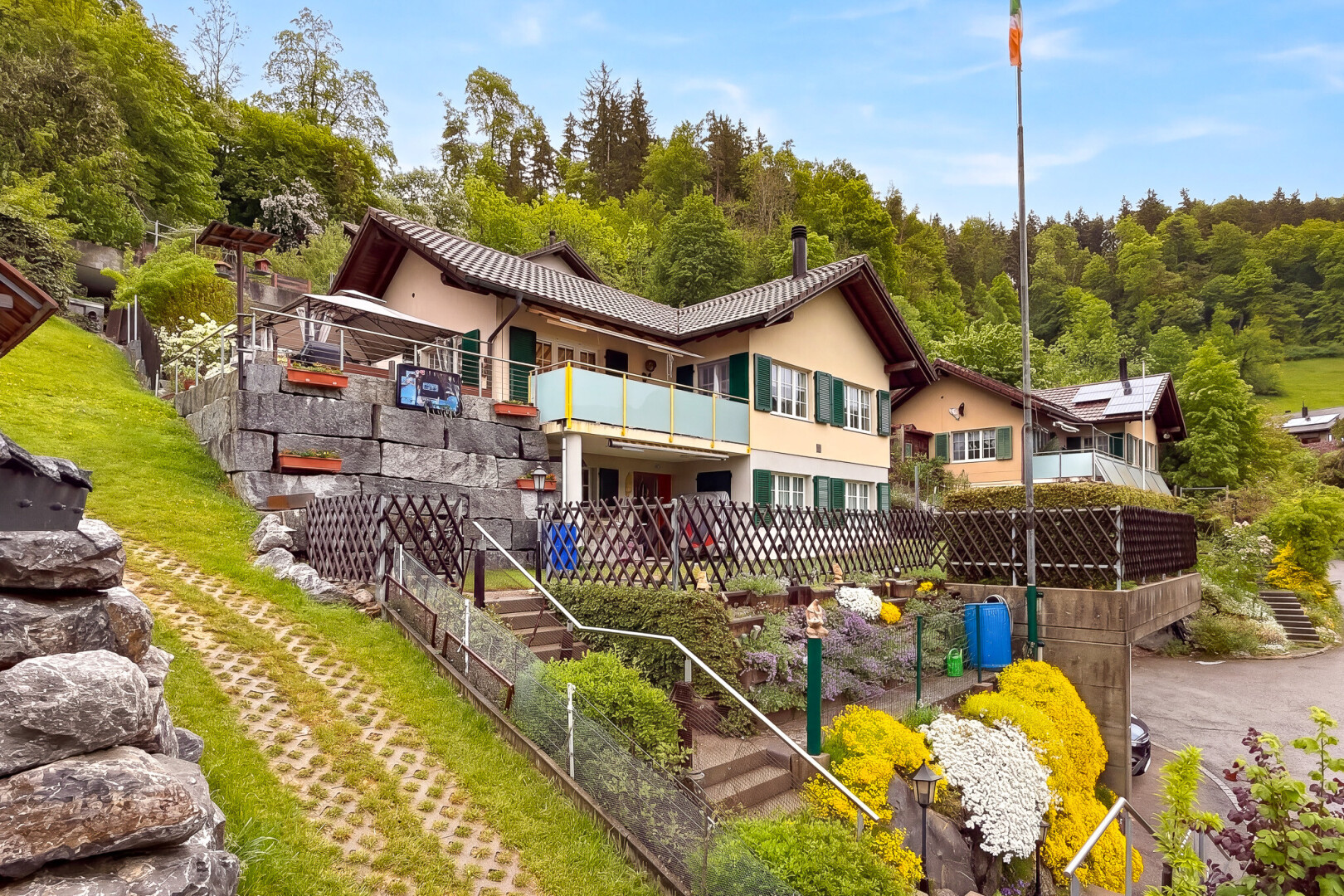 außenansicht mit balkon, day time, zaun, stuckverkleidung, und treppen