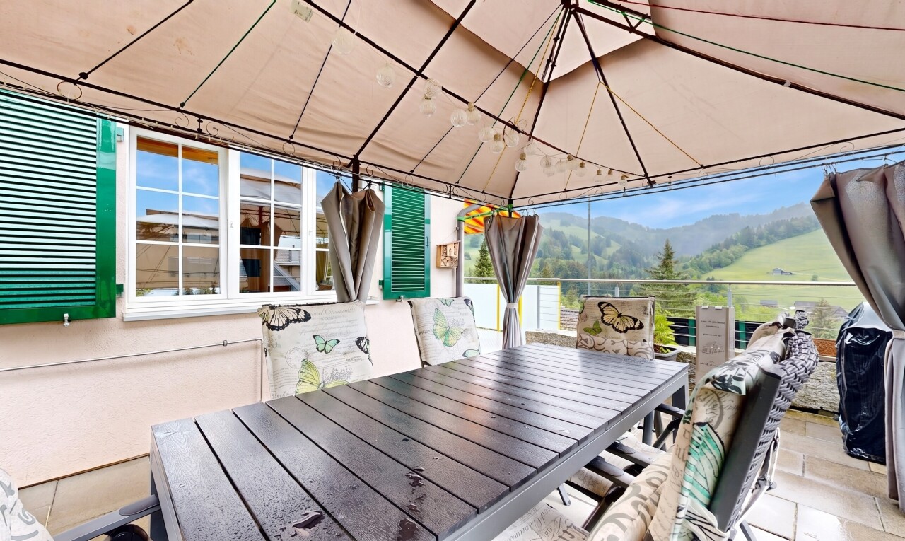 terrasse mit essbereich im freien, day time, mountain view, und blick auf die berge