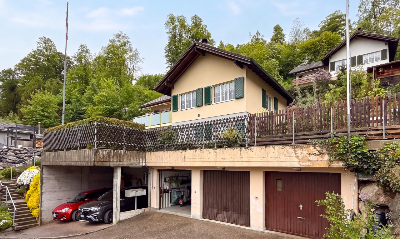 außenansicht mit stuckverkleidung, day time, auffahrt, und property visible