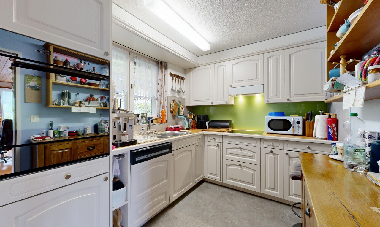 küche mit natural light, natürliches licht, raised cabinets, hochgezogene schränke, und light floor