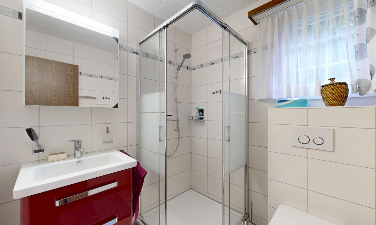 bad mit komplettes badezimmer, tile wall, fliesenwand, spiegel, und schminktisch