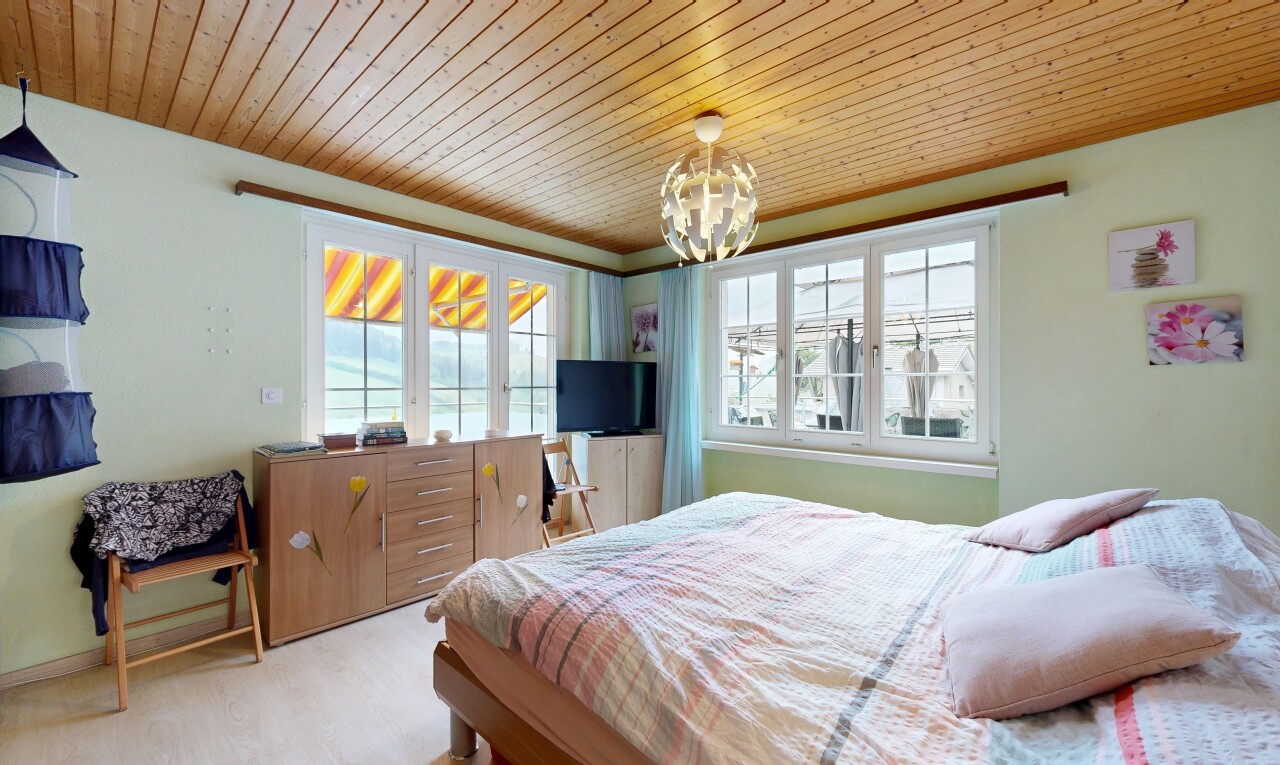 zimmer / schlafzimmer mit drywall, gipskartonwand, natural light, natürliches licht, und wood ceiling