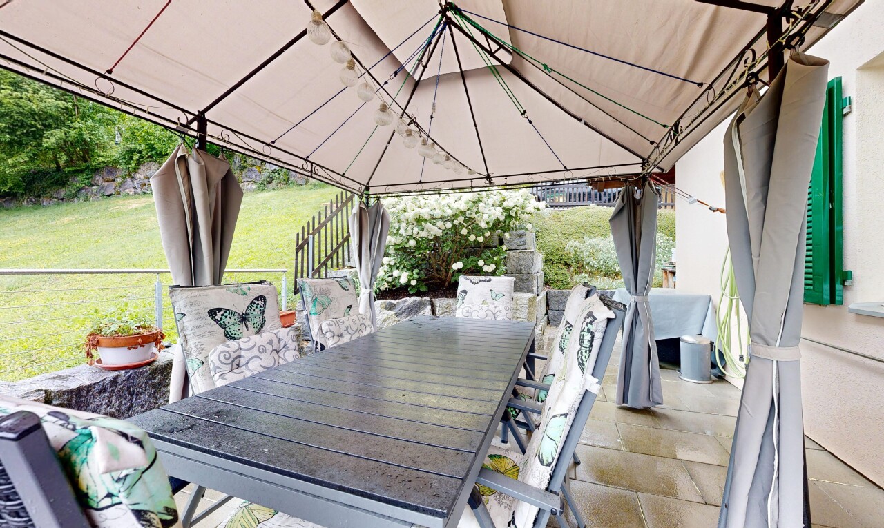 terrasse mit pavillon, rasen, from property, essbereich im freien, und terrasse