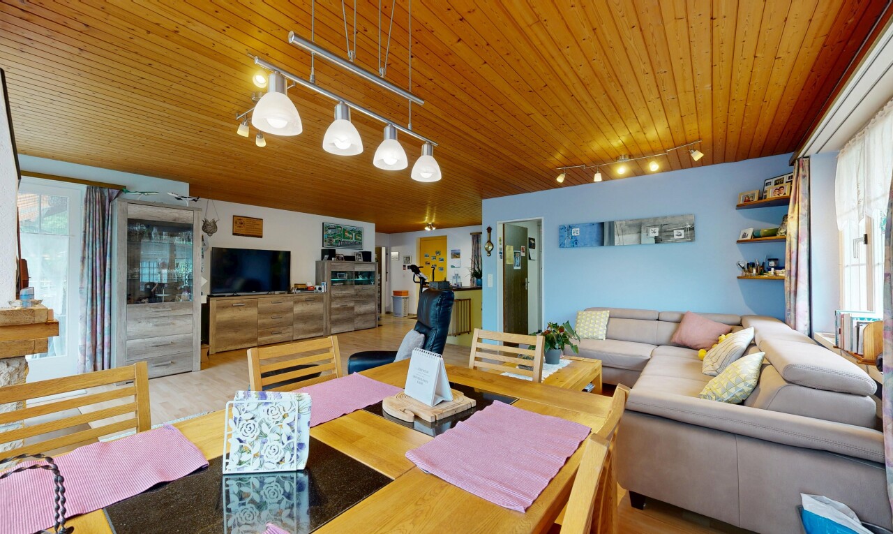 wohn- / esszimmer mit deckenbeleuchtung, track lighting, holzdecke, wood ceiling, und inside property