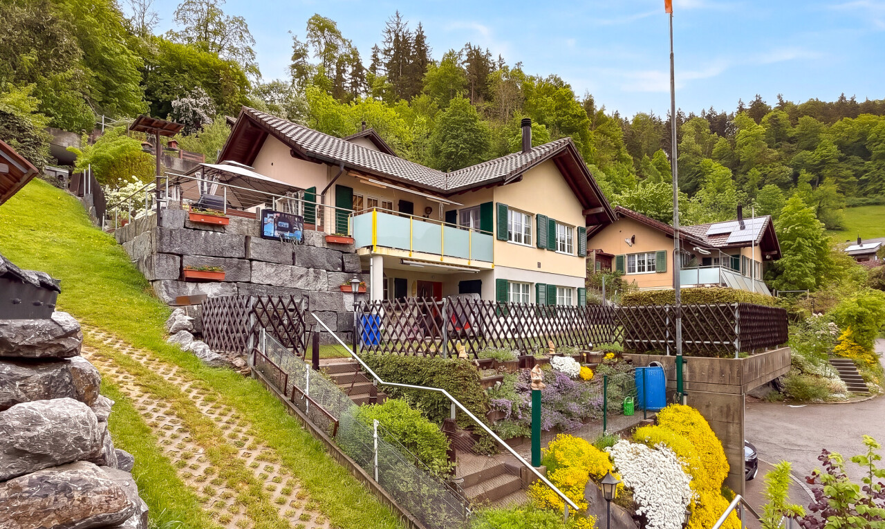 außenansicht mit balkon, day time, zaun, stuckverkleidung, und treppen