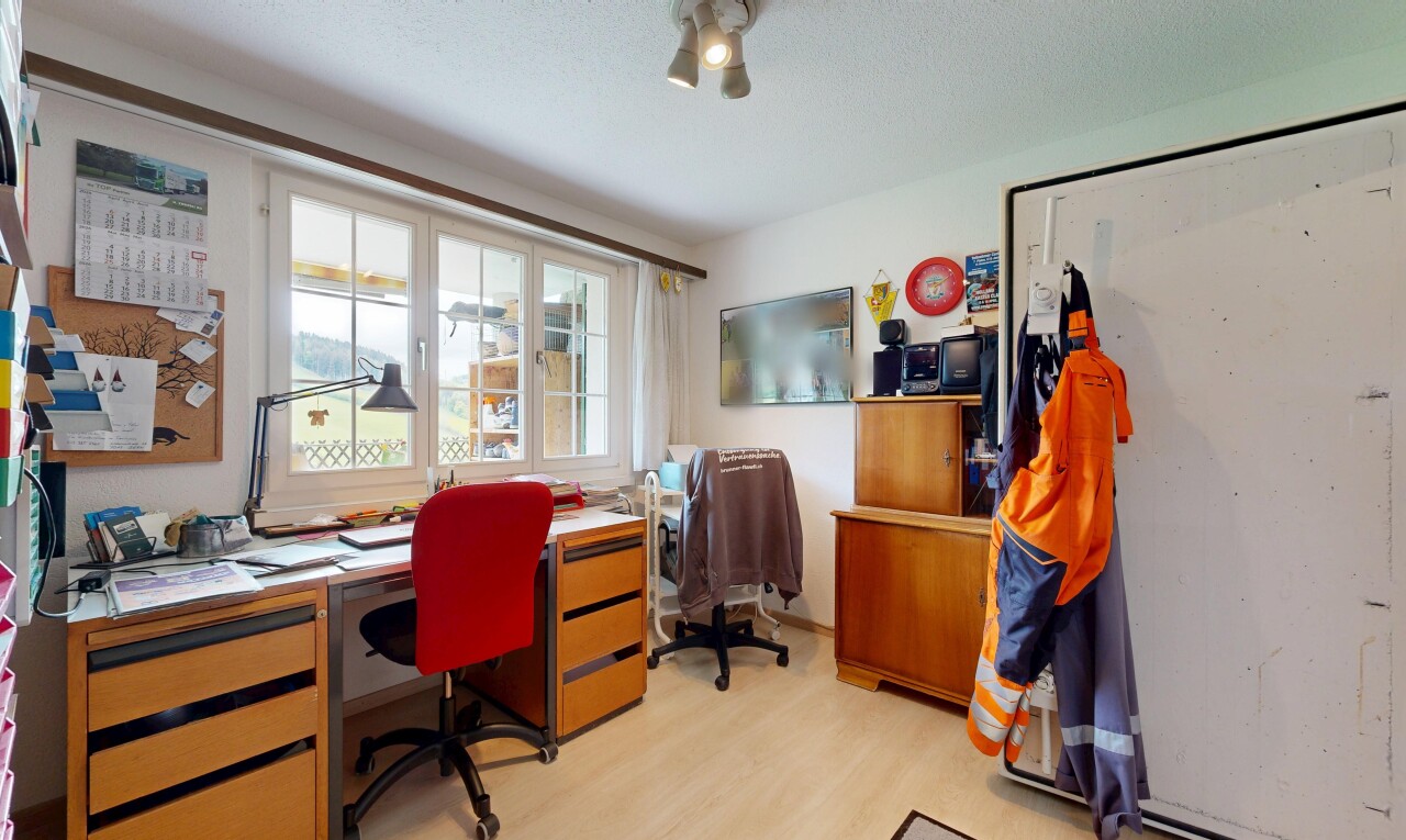 büro mit light floor, wood finish floor, holzfußboden, inside property, und natural light