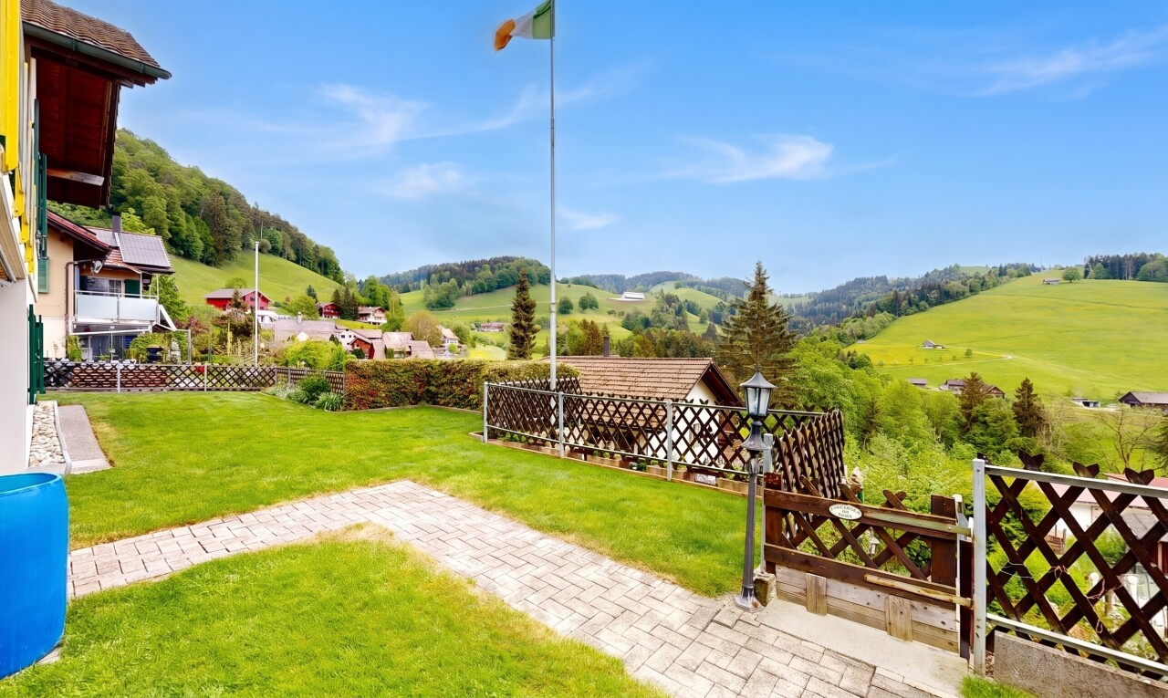 garten mit zaun, from property, rasen, und day time