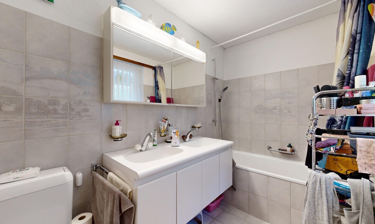 bad mit komplettes badezimmer, doppelwaschtisch, inside property, tile wall, und fliesenwand