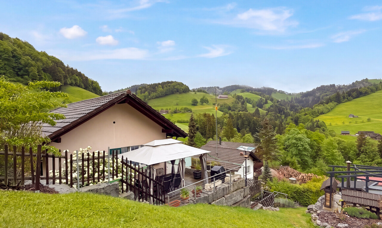 außenansicht mit pavillon, zaun, day time, rasen, und stuckverkleidung