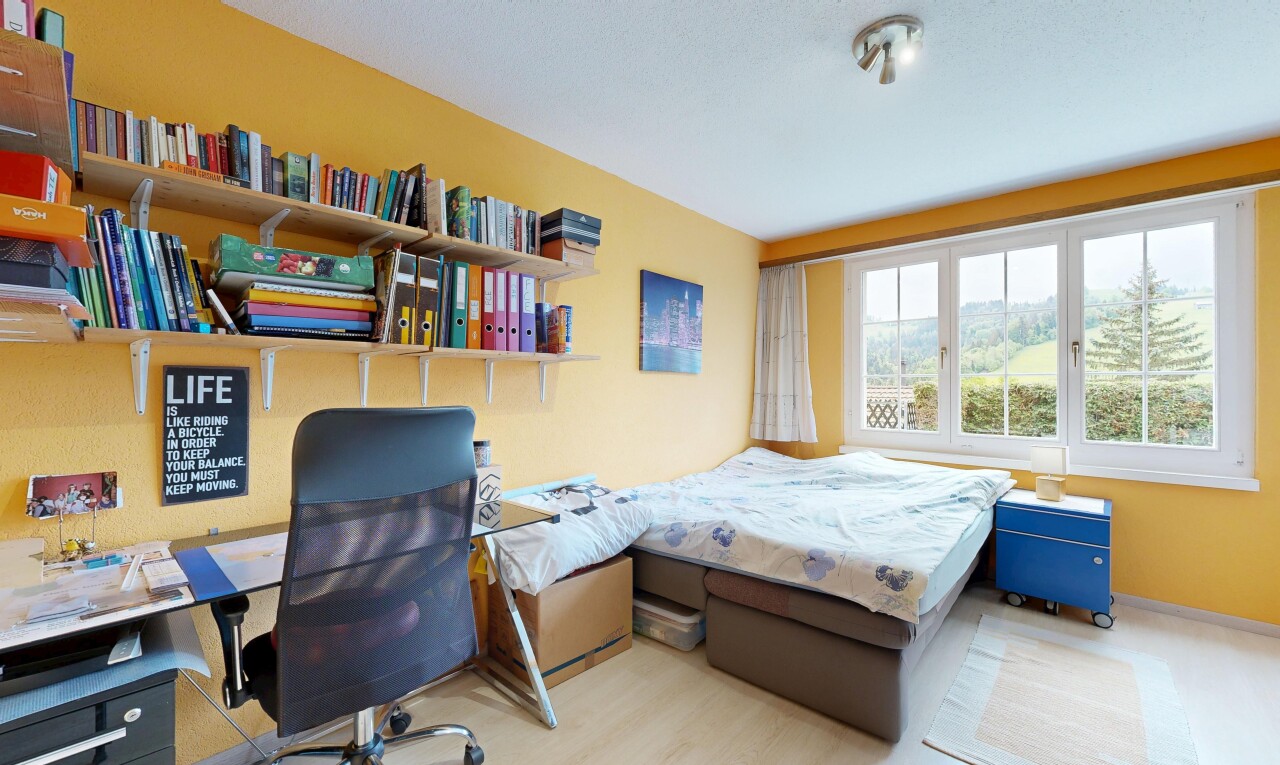 zimmer / schlafzimmer mit gipskartonwand, drywall, inside property, natürliches licht, und natural light