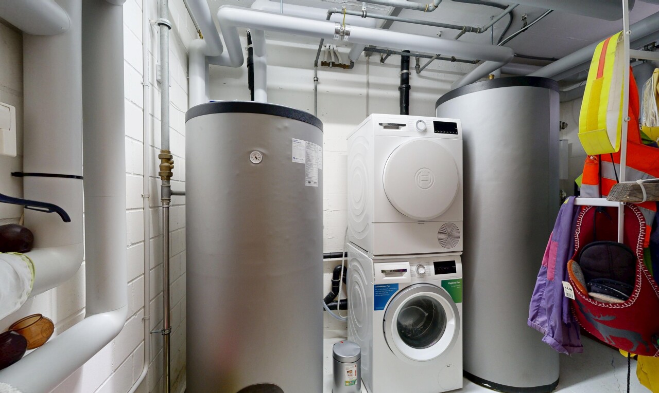 wäschekammer mit wasserkocher, inside property, und waschturm