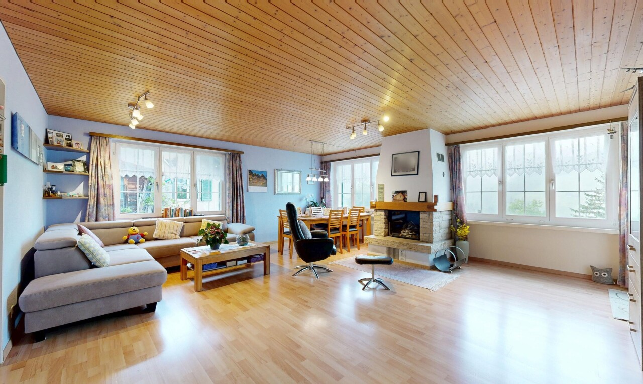 wohnzimmer mit inside property, holzdecke, wood ceiling, natürliches licht, und natural light