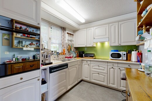 küche mit natural light, natürliches licht, raised cabinets, hochgezogene schränke, und light floor